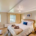 6 Bed In Penrith Oc-95344 *