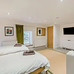 Nyaraló 6 Bed In Penrith Oc-95344 *