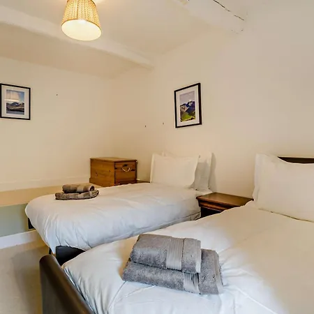 6 Bed In Martindale 95344