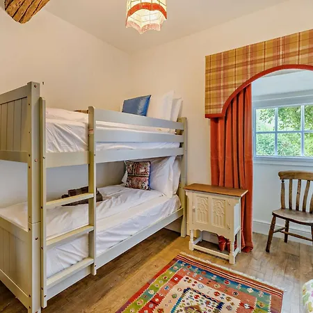 6 Bed In Martindale 95344
