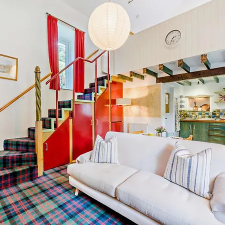 6 Bed In Martindale 95344 Holiday home