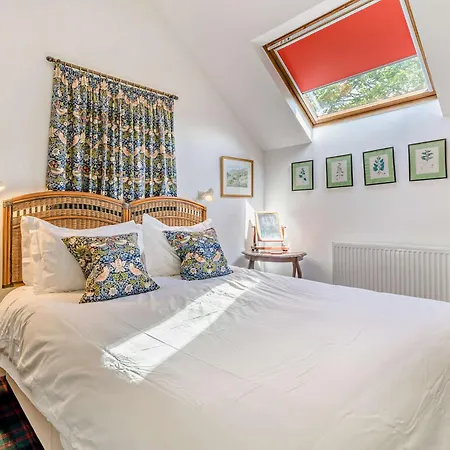 Holiday home 6 Bed In Martindale 95344 *