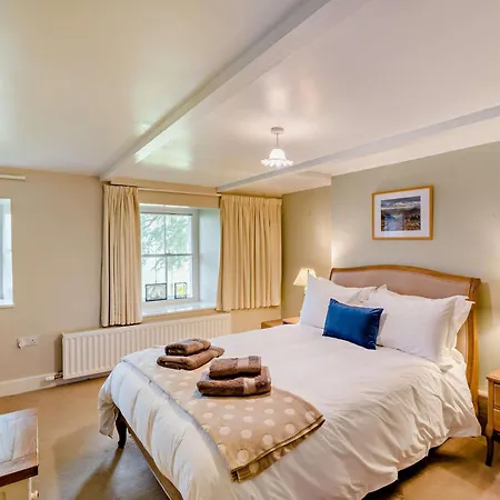 6 Bed In Martindale 95344