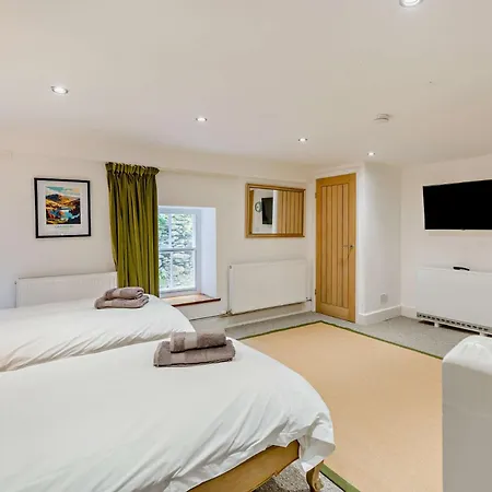 6 Bed In Martindale 95344 *