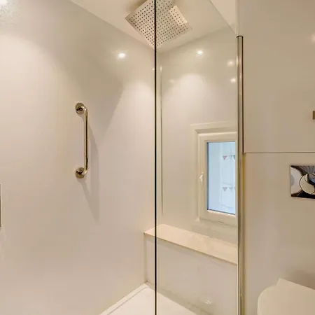 6 Bed In Martindale 95344